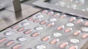 Empresa farmacêutica escolheu Paxlovid como nome para o comprimido; remédio foi aprovado por autoridades sanitárias do país Pfizer lança primeiro comprimido contra a covid-19 Comprimidos da Pfizer contra a covid-19 - Divulgação
