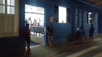 Morador gravou um vídeo na porta da Santa Casa de Ubatuba Morador desabafa e reclama de demora no atendimento na Santa Casa de Ubatuba: “12 horas de espera” - Foto: Reprodução Facebook