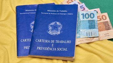 Saiba se você tem direito e como consultar e receber o benefício Abono do PIS de 2022 começa a ser pago; veja como receber Carteiras de trabalho e notas de dinheiro - Imagem: Reprodução / Shutterstock