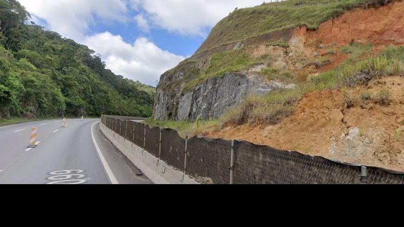 Projeto para obra no talude deve acontecer no km 52 sentido litoral Trecho da Rod. Tamoios interditado há mais de cinco anos deve receber obras Imagem da via interditada e com o talude rompido - Reprodução Google Maps