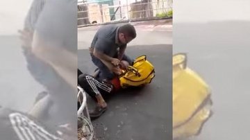 Cenas de violência viralizaram nas redes sociais este fim de semana Homem espanca motoboy por causa de pix | VÍDEO Cliente espanca motoboy em rua de Manaus - Reprodução/Redes Sociais