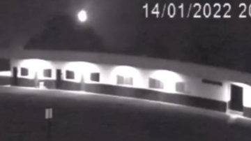Fenômeno foi visto e registrado na noite desda sexta-feira (14) Meteoro é visto por moradores de várias cidades de Minas Gerais Raio de luz no céu - Reprodução Instagram