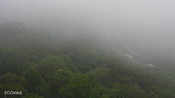 Tempo está encoberto e com chuva, o que prejudica a visibilidade dos motoristas Trecho de serra da Via Anchieta tem lentidão sentido São Paulo Trecho de serra da rodovia Anchieta congestionado e com neblina - Ecovias