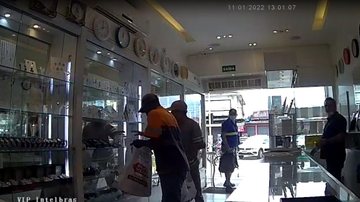 Homens com uniforme de trabalhadores honestos invadiram a loja em plena luz do dia e furtou objetos de valores Quadrilha invade joalheria em Guarujá - Reprodução