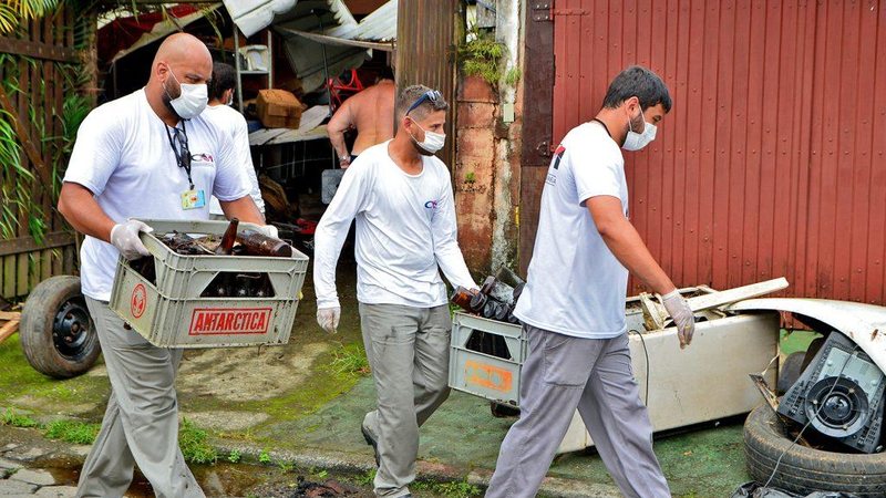 Casa onde ocorreu a ação recebia diversas reclamações de vizinhos e moradores próximos ao local, devido ao enorme acúmulo de sucata e material inservível Homem desacata servidores públicos durante ação contra a dengue e recebe voz de prisão Agentes carrega - Divulgação