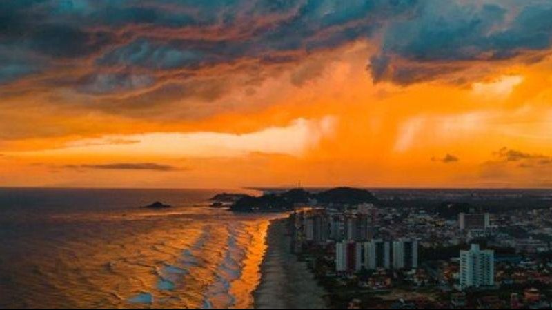 As cores vibrantes do céu chamaram a atenção Céu de Itanhaém em "chamas" impressiona Foto do entardecer em praia de Itanhaém - Reprodução Facebook/Nícolas Schukkel