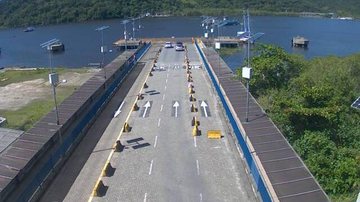 Paralisação vai até domingo Travessia de balsa entre Bertioga e Guarujá fica suspensa entre terça (11) e quarta (12) Foto aérea do flutuante - Divulgação