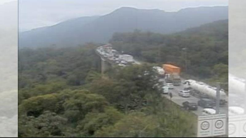 O tráfego está congestionado na subida pela rodovia dos Imigrantes, do km 58 ao km 46, devido ao alto fluxo de veículos Sistema Anchieta-Imigrantes apresenta congestionamento em ambos os sentidos Tráfego intenso no km 56 da rodovia dos Imigrantes - Reprodução/Ecovias