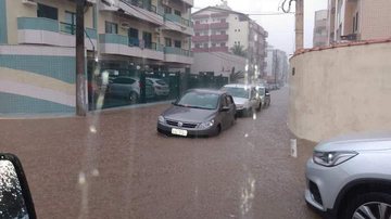 Rua de Ubatuba alagada durante as fortes chuvas desta quinta-feira Alagamentos em Ubatuba Rua alagada - Imagem: Reprodução / Prefeitura de Ubatuba