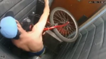 Indivíduo foi flagrado pelas câmeras de segurança Homem entra em condomínio para furtar bicicleta Homem levando a bicicleta dentro do elevador - Reprodução Facebook