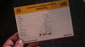 Estado iniciou a distribuição de 4,5 milhões de cartões de vacinação específicos para o público com idade entre 5 e 11 anos Carteira de vacinação infantil contra covid - Divulgação/Governo do Estado de São Paulo