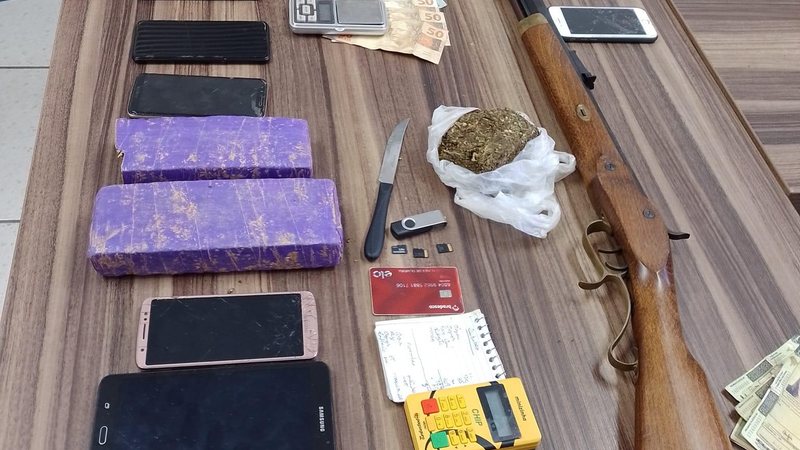 Drogas, armas e celulares apreendidos em Ilhabela (SP) Operação da Polícia Civil cumpre mandados e prende três homens em Ilhabela (SP) - Foto: Polícia Civil de Ilhabela