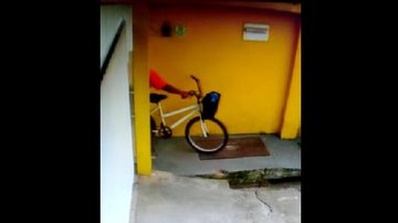 A vítima ressalta que essa é uma das últimas imagens dela com a bicicleta rumo ao trabalho Bicicleta furtada Bicicleta branca que foi furtada em Caraguatatuba - Arquivo Pessoal