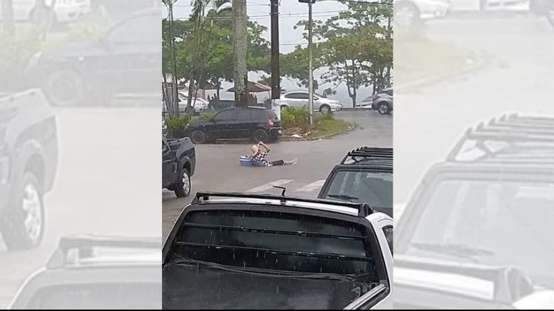 Chuva que caiu na tarde desta quinta-feira (30) no Litoral Norte de SP registrou grande volume de água em curto espaço de tempo Vídeo mostra turista “curtindo” enxurrada em Ubatuba Homem se banha em águas de enchente em Ubatuba - Reprodução/Facebook