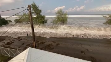 Vulcão fica a cerca de 65 quilômetros de Tongatapu, principal ilha da nação, com cerca de 71.000 habitantes Vulcão submarino entra em erupção e causa tsunami no Pacífico Sul Ondas atingindo a cidade - Reprodução YouTube