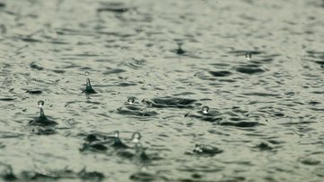 Sábado promete ser chuvoso em todo litoral paulista Saiba como vai ser o tempo no litoral paulista neste fim de semana Poça d'água com pingos de chuva caindo. - Pixabay
