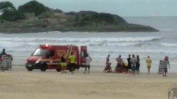 Momento do resgate Turista se afoga e morre em praia de Guarujá Ambulância em praia - Imagem: Reprodução / Carlos Eduardo / Acervo Pessoal