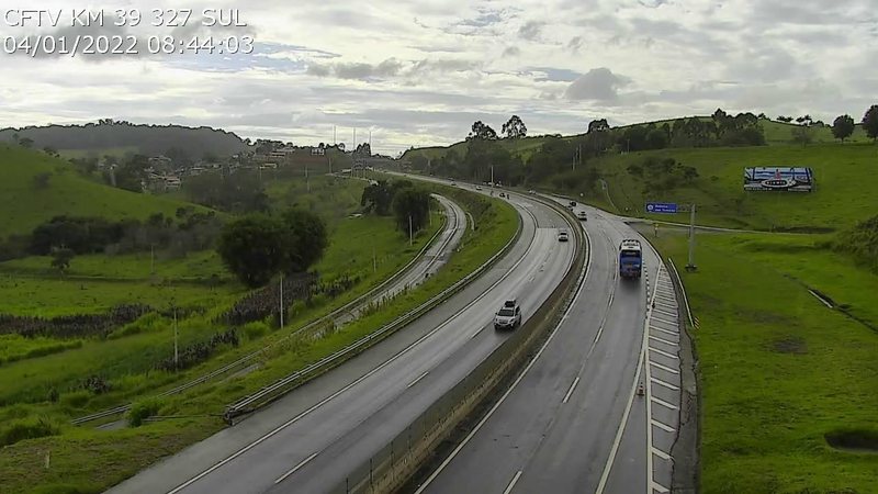 Trânsito livre nos dois sentidos da rodovia Viagem tranquila pela rodovia dos Tamoios nesta manhã Trecho de planalto da rodovia dos Tamoios com poucos carros - Divulgação