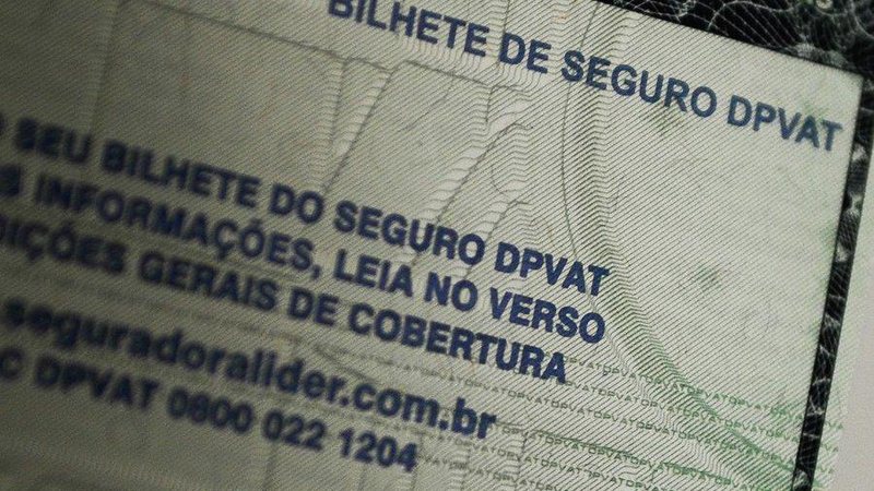 Uma conta a menos para os brasileiros se preocupem Motoristas têm isenção do seguro DPVAT Foto do documento de seguro DPVAT - Marcello Casal Jr/Agência Brasil