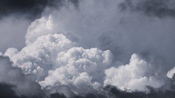Previsão é de sol com muitas nuvens, períodos nublado e possibilidade de chuva a qualquer hora do dia Terça-feira (11) ainda apresenta condições para chuvas em todo litoral paulista Céu com nuvens cinzentas - Pixabay