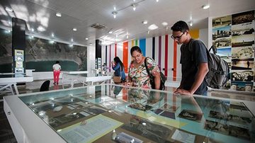 Visitação poderá ser feita até o final de março, terça a sábado Praia Grande celebra 55 anos com nova exposição no Museu da Cidade, a partir desta terça-feira (18) Pessoas vendo a exposição dentro do museu - Divulgação