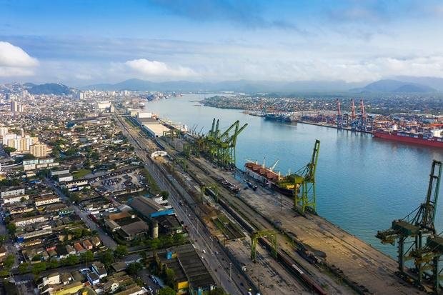 Porto de Santos, situado no litoral de São Paulo, é um dos portos brasileiros em que há fiscalização Imagem aérea do Porto de Santos - Shutterstock
