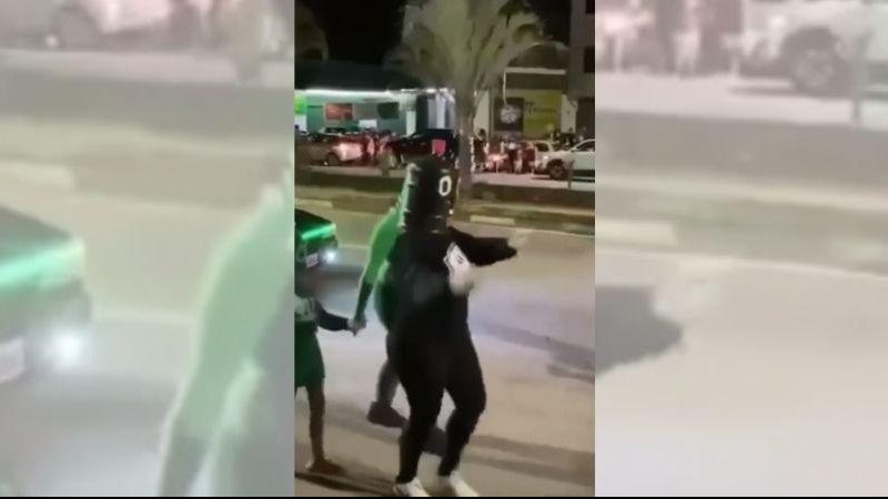 Desfile foi motivo de risada para quem assistiu e viralizou na internet Carreata da zueira: Pessoas fantasiadas de refrigerante desfilam em ritmo natalino Mulher fantasiada de garrafa pet, com uma roupa toda verde e um galão na cabeça, acenando e desfiland - Reprodução Instagram