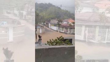 Previsão é que chova de 100 a 120 mm no Litoral Norte paulista até domingo (2) Vídeo mostra ruas de Caraguatatuba inundadas devido às chuvas nesta tarde de quinta-feira (30) Ruas de Caraguatatuba inundadas na tarde desta quinta-feira (30) - Reprodução/Facebook