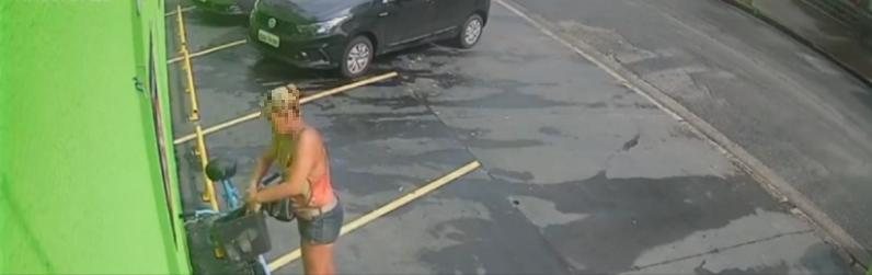 Furto aconteceu no bairro Aparecida Mulher é flagrada furtando bicicleta em Santos Mulher pegando a bicicleta - Reprodução Facebook