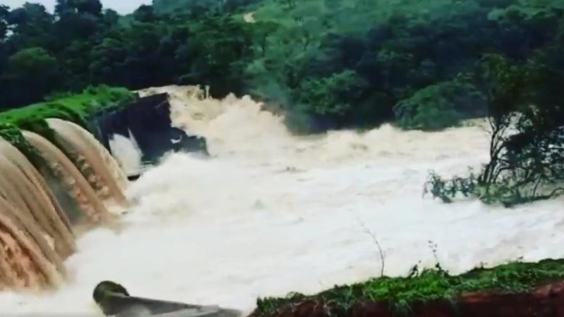 Equipes da prefeitura e da Defesa Civil estão monitorando o local, que foi classificado como crítico Risco de rompimento de barragem preocupa cidade de Minas Gerais Volume de água na barragem - Reprodução Instagram