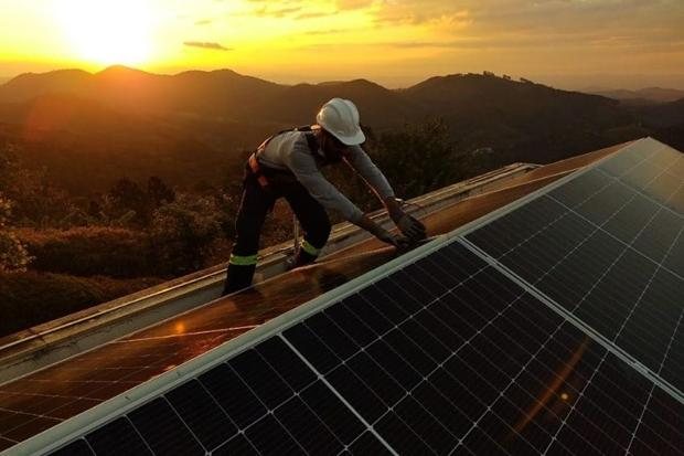 Homem instala um sistema fotovoltaico - Foto: Rafael Lopes