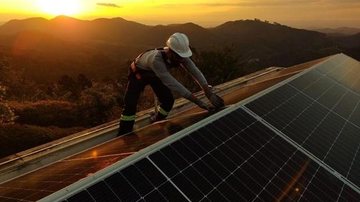 Homem instala um sistema fotovoltaico - Foto: Rafael Lopes