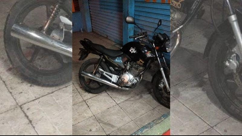 Moto foi furtada no Centro em Itanhaém, litoral de São Paulo Moto furtada Moto preta com dois adesivos, um branco e um azul - Arquivo Pessoal