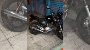 Moto foi furtada no Centro em Itanhaém, litoral de São Paulo Moto furtada Moto preta com dois adesivos, um branco e um azul - Arquivo Pessoal