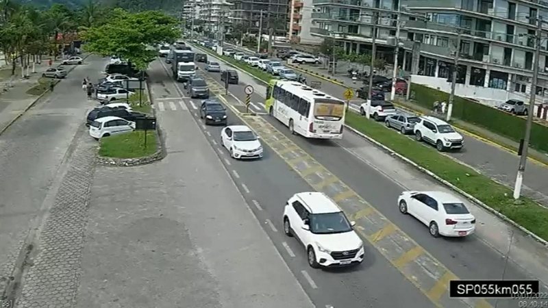 Trecho de Ubatuba, no km 55 da Rio-Santos Rodovia com trânsito intenso - Imagem: DER-SP