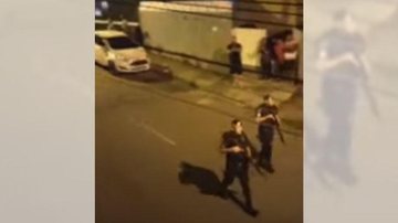 Vídeo mostra o momento que os agentes chegam ao local e são aplaudidos pela população Guarda Municipal chegando armado em festa clandestina é aplaudido | VÍDEO GCM com arma na mão andando na rua - Da redação