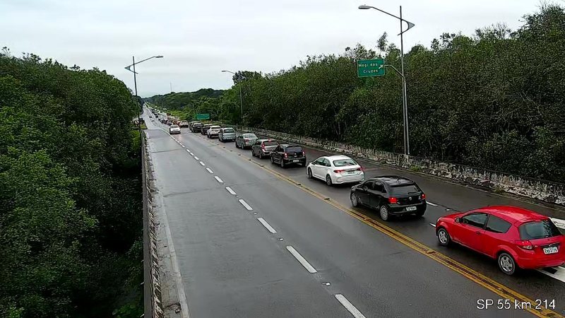 Km 214 da Rio-Santos. Sentido São Sebastião Congestionamento Rio-Santos Rodovia com congestionamento em um sentido - Imagem: DER-SP