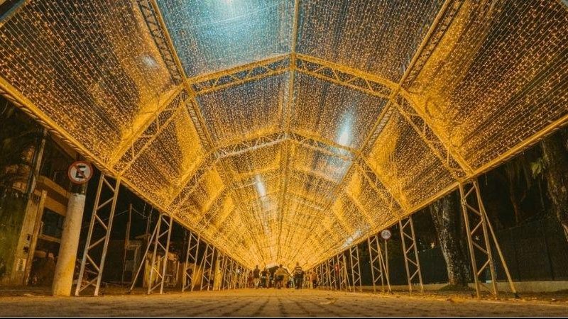Túnel iluminado é atração destaque entre a decoração de Natal Além da praia: Bertioga possui diversas opções de turismo e lazer Foto de túnel iluminado localizado no centro da cidade - Divulgação
