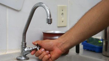 Companhia orienta uso consciente de água Sabesb - agua no litoral - Reprodução