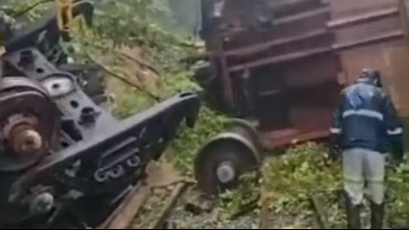 A circulação de trem foi restabelecida no sábado a noite Trens ficam descarrilhados após deslizamento de terra em Cubatão Vagões fora do trilho e caídos - Reprodução Facebook