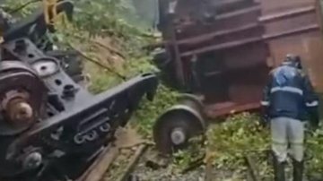 A circulação de trem foi restabelecida no sábado a  noite Trens ficam descarrilhados após deslizamento de terra em Cubatão Vagões fora do trilho e caídos - Reprodução Facebook