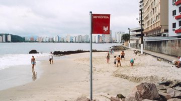 Praias de Praia Grande, Santos e São Vicente estão com bandeira vermelha Praia Grande está com todas as praias impróprias para banho Bandeira vermelha da Cetesb em praia da Baixada Santista - Reprodução