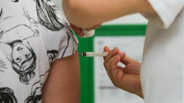 'Dia C' em Praia Grande será realizado neste sábado Vacinação contra covid Praia Grande Enfermeira aplicando vacina no braço de uma pessoa - Divulgação/Prefeitura de Praia Grande