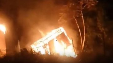 Acidente aconteceu em uma residência feita de contêiner Incêndio em containers em Ilhabela assusta moradores Casa pegando fogo - Reprodução Globoplay