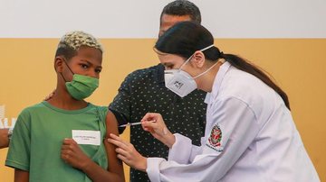 Vacinação infantil contra covid-19 Vacinação crianças no litoral Criança sendo vacinada por uma enfermeira - Divulgação: Governo de SP