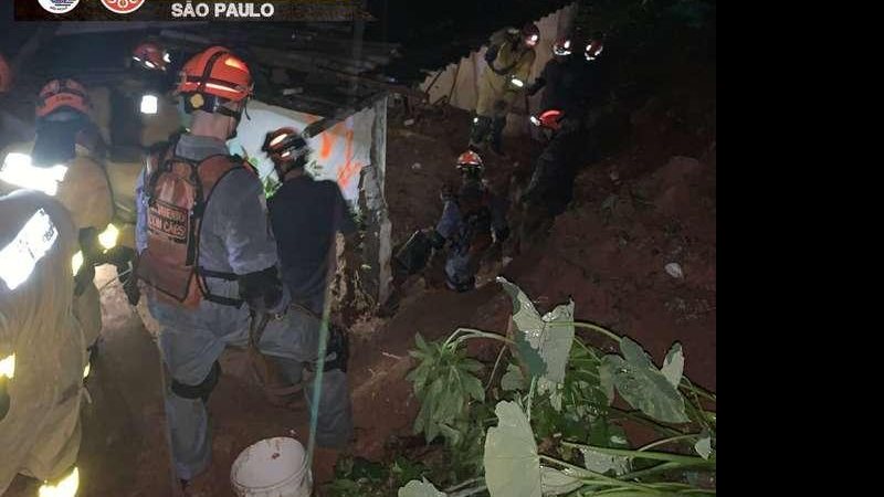 De acordo com o Corpo de Bombeiros, 13 viaturas foram enviadas ao local do desastre Bombeiros no local da tragédia Bombeiros no local da tragédia em mata de Embu das Artes - Divulgação