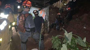 De acordo com o Corpo de Bombeiros, 13 viaturas foram enviadas ao local do desastre Bombeiros no local da tragédia Bombeiros no local da tragédia em mata de Embu das Artes - Divulgação