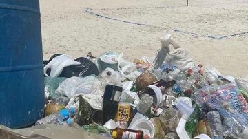 Praia do Cambury, em São Sebastião, lotada de lixo Ano novo, velhos hábitos: praia do Cambury amanhece forrada de lixo | São Sebastião (SP) lixo na praia - Foto: Camburilove | Instagram