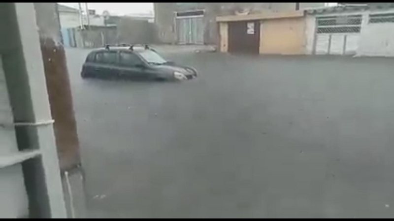 Carro parcialmente submerso na Av. Castelo Branco, em São Vicente Carro parcialmente submerso em avenida alagada - Imagem: Reprodução