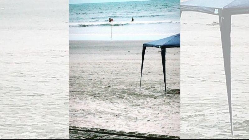 Homem foi tirado desacordado do mar e levado em uma ambulância Moradora de Itanhaém presencia afogamento e faz apelo aos banhistas Praia de Itanhaém - Reprodução Facebook